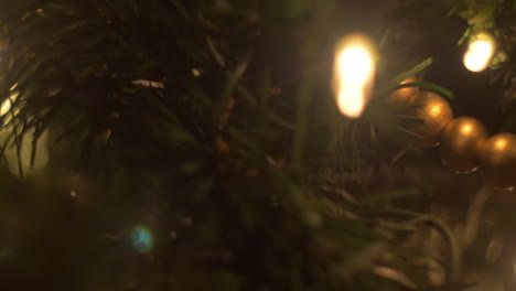 luces y decoraciones de árboles de navidad, movimiento de deslizador, macro, bokeh, de izquierda a derecha