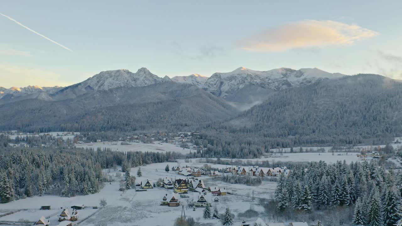 una vista majestuosa de las montañas tatra con vistas a la ciudad turística de zakopane, polonia aérea