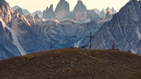 La-Belleza-Del-Tirol-Del-Sur-Se-Resume-En-La-Vista-De-Tre-Cime-Desde-Toblacher-Pfannhorn,-Especialmente-Durante-Los-Tranquilos-Momentos-Del-Atardecer.