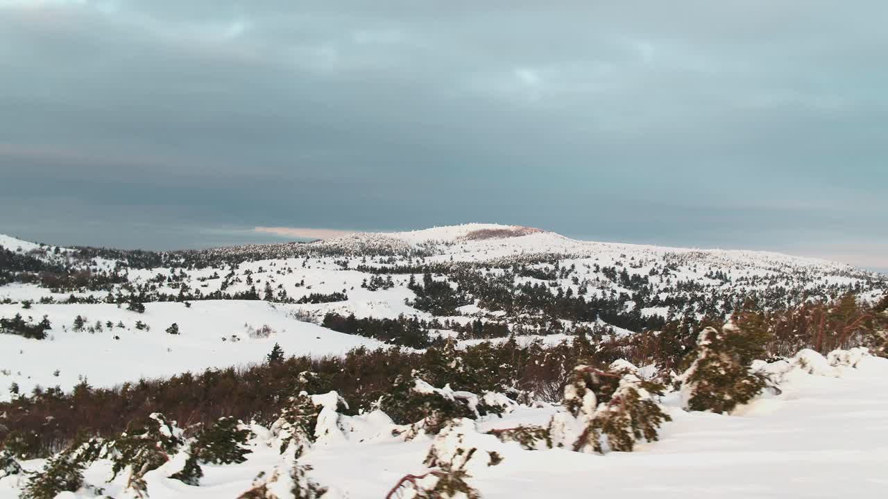 황혼 에 눈 인 산악 풍경