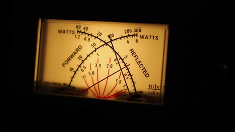 vatímetro de aguja cruzada que mide swr y potencia de salida simultáneamente