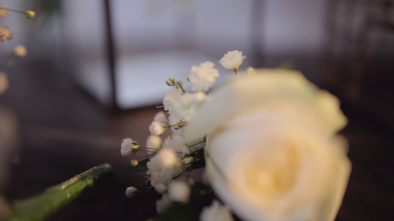 인형을 꺼내 코사지를 보여줍니다.mp4