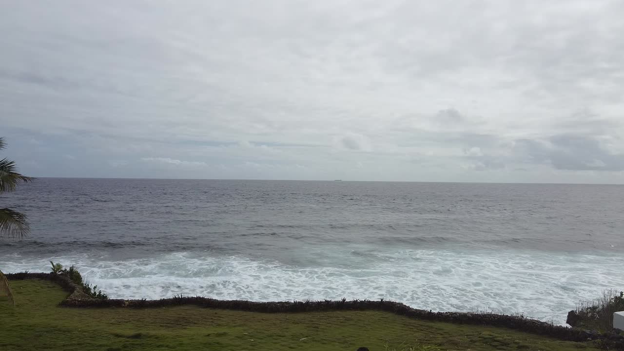 파도와 종려나무가 부히면서 필리핀에서 촬영된 사진이 공개됩니다.