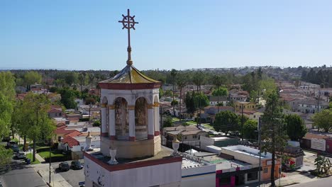 esta es una toma aérea de un nivel de empuje más allá de una vieja torre de la iglesia en los ángeles