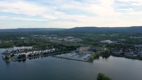 Fliegen-In-Richtung-Häuser-Am-Seeufer-Bei-Sonnenuntergang-In-Collingwood