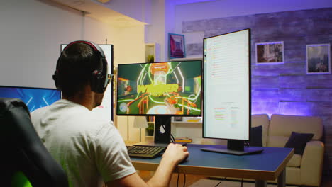 joven emocionado por su victoria usando auriculares mientras transmite un juego de disparos en línea