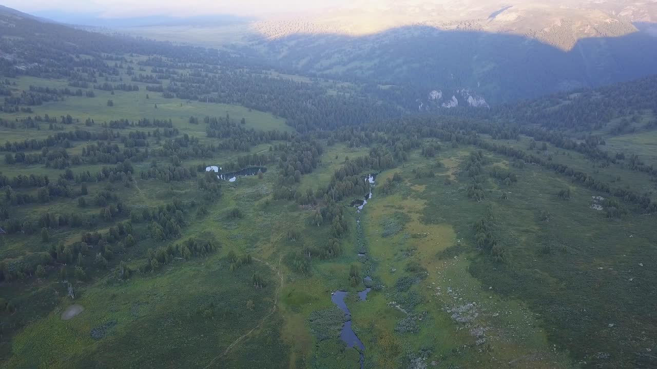 vista aérea de un valle de montaña con lagos y arroyos