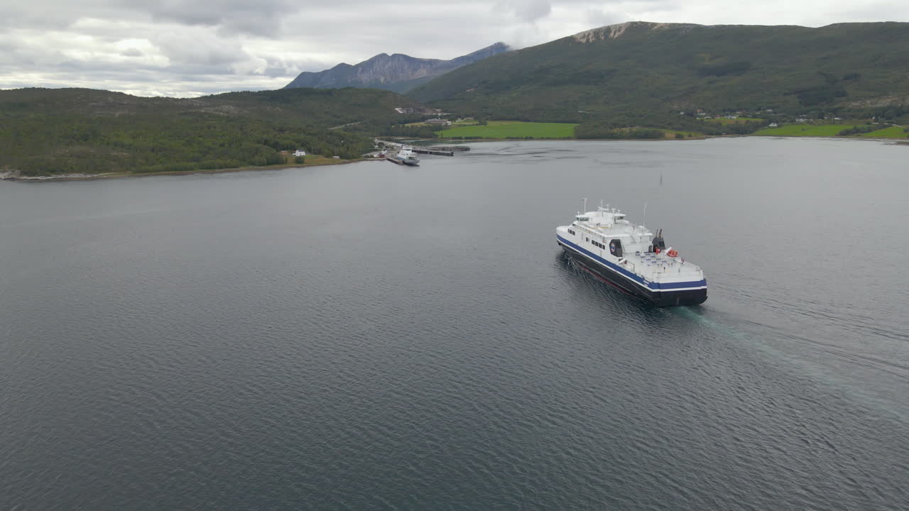 toma aérea de un ferry que cruza desde lodingen a bognes en el norte de noruega