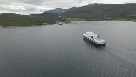 Toma-Aérea-De-Un-Ferry-Que-Cruza-Desde-Lodingen-A-Bognes-En-El-Norte-De-Noruega