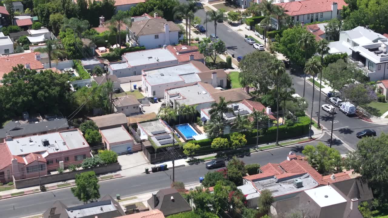 barrio residencial de west hollywood en un día muy caluroso, volando sobre casas y calles, los ángeles, california ee.uu.