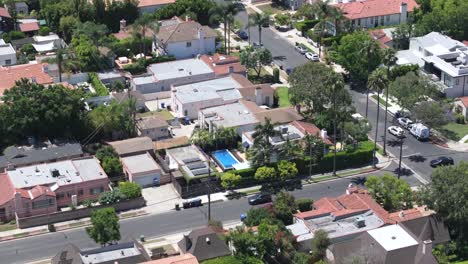 Barrio-Residencial-De-West-Hollywood-En-Un-Día-Muy-Caluroso,-Volando-Por-Encima-De-Las-Casas-Y-Las-Calles,-Los-Ángeles,-California,-EE.UU.