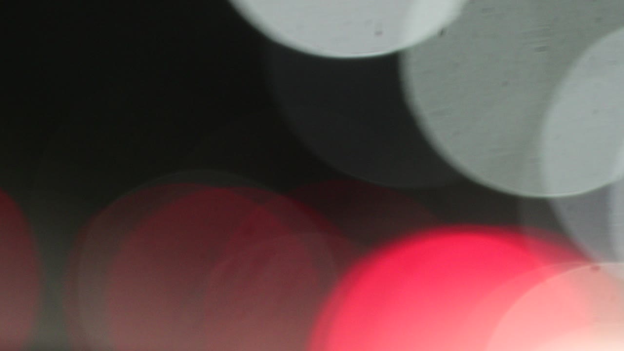 Luces de tráfico urbanas con efecto bokeh difuminado en 4K