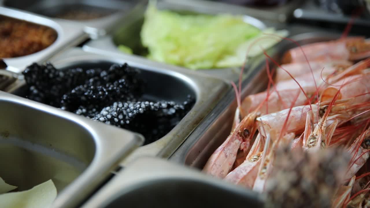 요리사 가 새우 와 캐비어 를 준비 하고 있다
