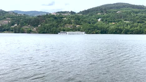 El-Ferry-Transporta-A-Los-Turistas-A-Lo-Largo-Del-Río-Duero-En-Portugal,-Famoso-Por-Su-Vino-Y-Su-Tranquila-Belleza.