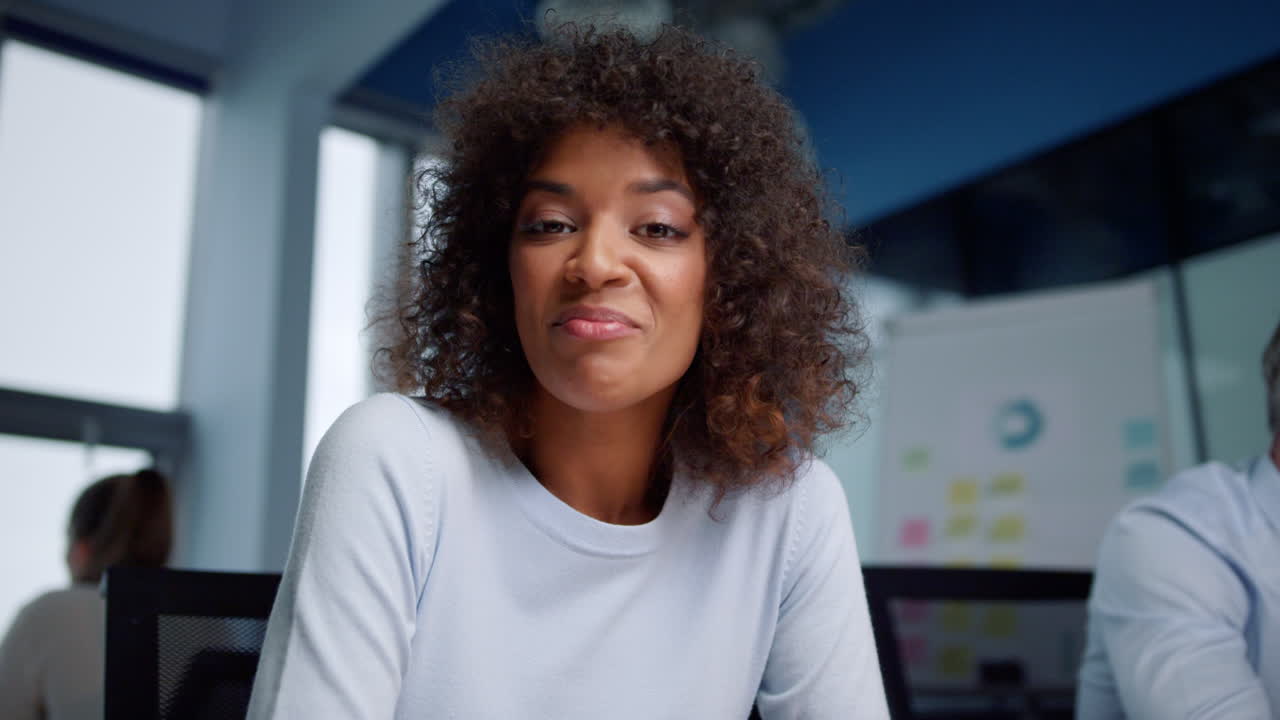 mujer de negocios sonriente haciendo una videoconferencia en línea en la oficina