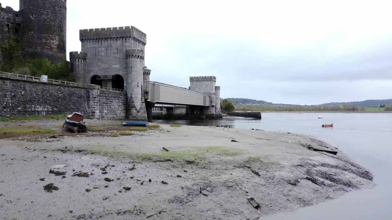 콘위 성 썰물 보트가 진흙 제방 조감도에 정박해 왼쪽에서 밀어 넣습니다.
