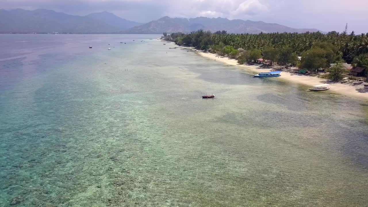 pequeño barco de pesca local solo en el agua en la playa