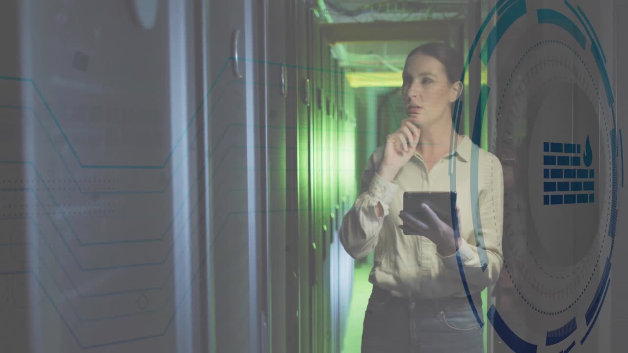 animación del procesamiento de datos sobre una trabajadora caucásica en la sala de servidores