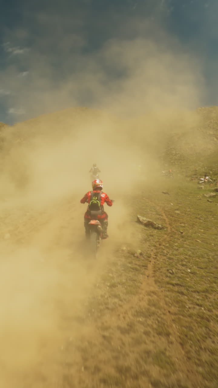 험난한 산들 사이에서 치열한 경쟁, 오토바이가 굴곡과 산꼭대기를 따라 도전하며, 굴곡은 기술과 결단력의 시험을 나타니다.