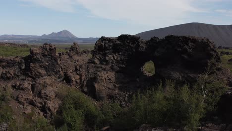 Berühmte-Dimmuborgir-Lavaröhre-Im-Schroffen-Vulkanischen-Gelände-Von-Island