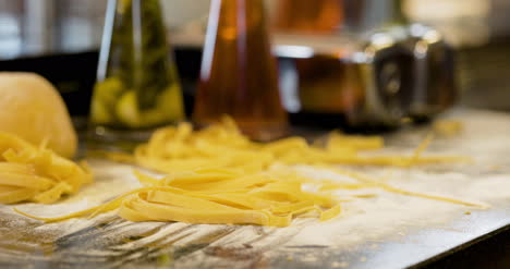 cocinero preparando pasta en la cocina 2