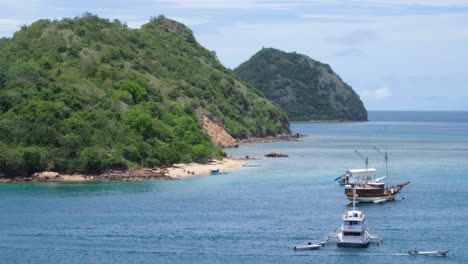 Islas-Tropicales-Idílicas-Con-Playas-De-Arena-Blanca-Y-Barcos-Amarrados-En-Un-Hermoso-Y-Tranquilo-Océano-Azul-En-Labuan-Bajo-En-La-Isla-De-Flores,-Región-De-Nusa-Tenggara-En-El-Este-De-Indonesia