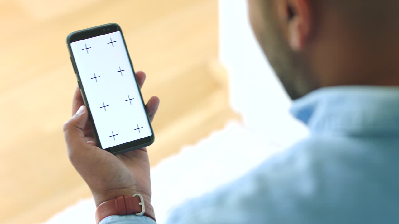 llamada de video, teléfono y hombre con maqueta de pantalla