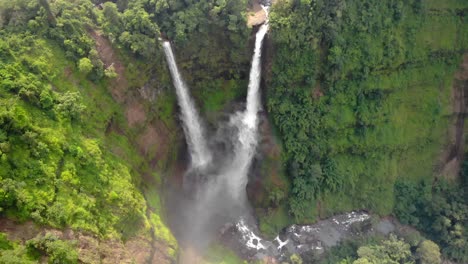 Tiro-Superior-Aéreo-Ascendente-Lento-En-La-Cascada-Tad-Fane,-Paksong,-Laos