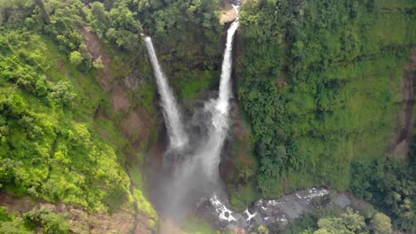tiro superior aéreo ascendente lento en la cascada tad fane, paksong, laos