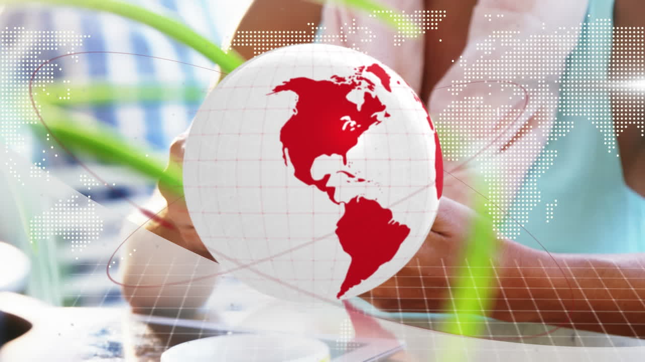 animación del globo y el mapa del mundo sobre la mujer afroamericana usando un teléfono inteligente.