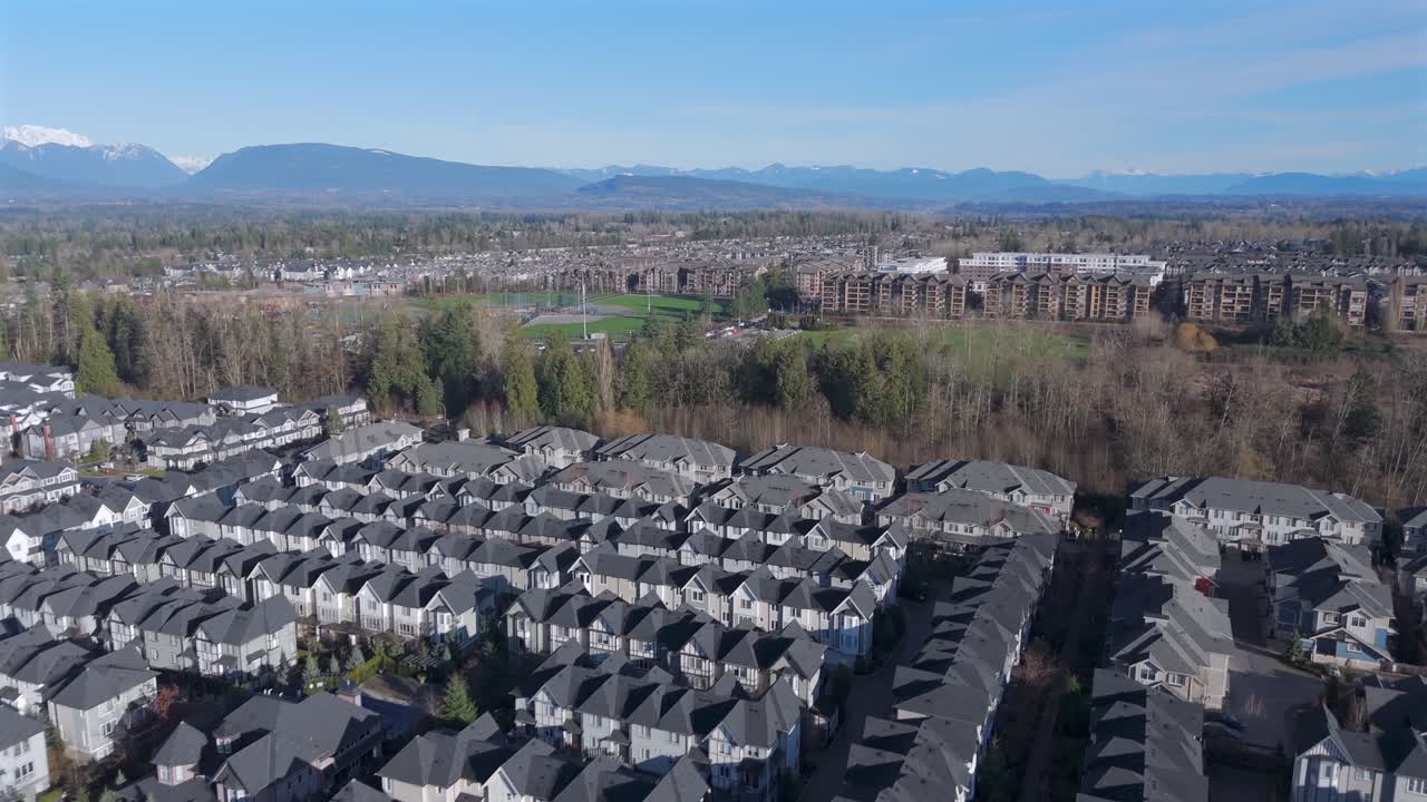 Vista aerea di complessi residenziali a Langley Township, Columbia Britannica, Canada.