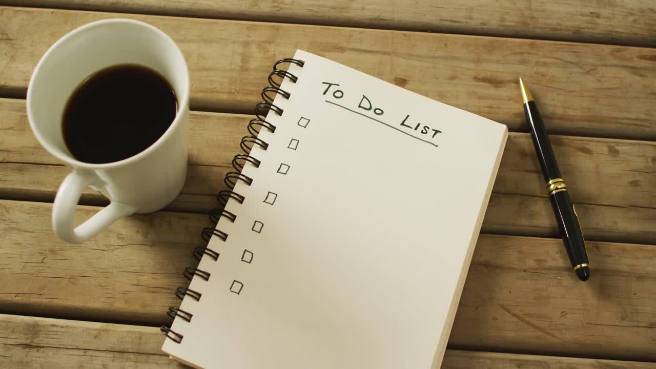 나무 표면 에 있는 목록 과 복사 공간, 커피 와 펜 을 가진 노트북 의 비디오