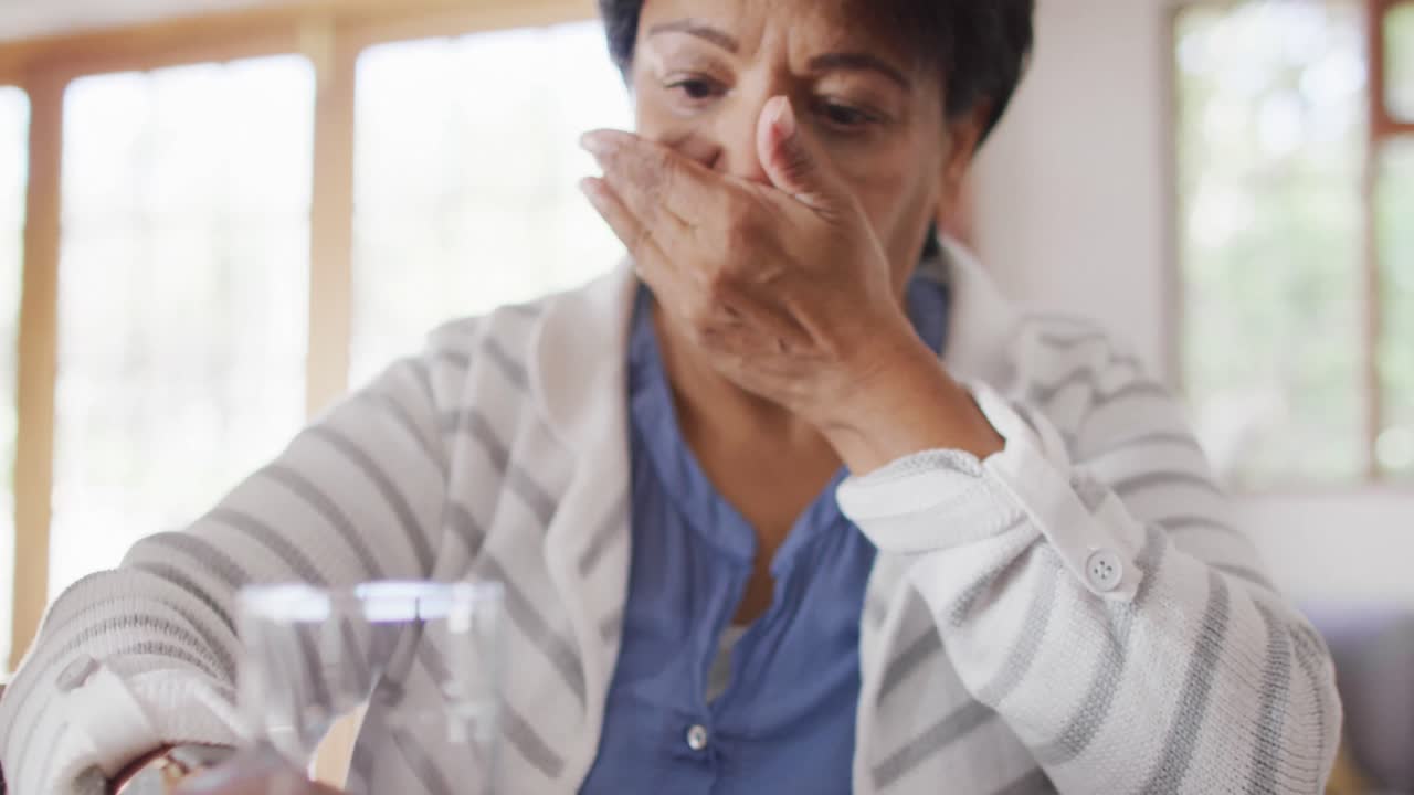 primer plano de una mujer mayor asiática tomando medicamentos en casa