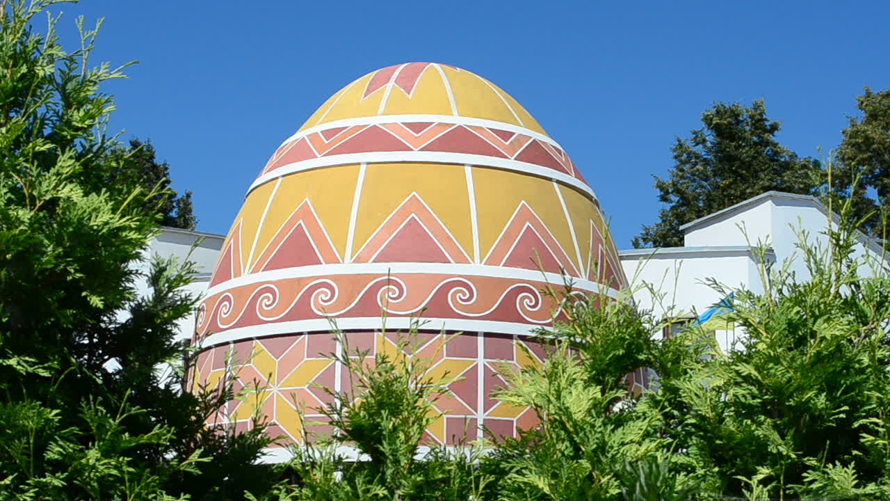Enorme uovo di Pasqua. Museo dell'uovo di Pasqua dipinto ucraino (Pysanka). Il museo ha una collezione di oltre 10.000 uova. Kolomyia, Ucraina