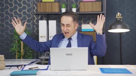 un hombre de negocios amoroso haciendo el símbolo del corazón ante la cámara.