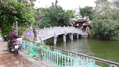 motocicleta cerca del puente, vista panorámica del lago