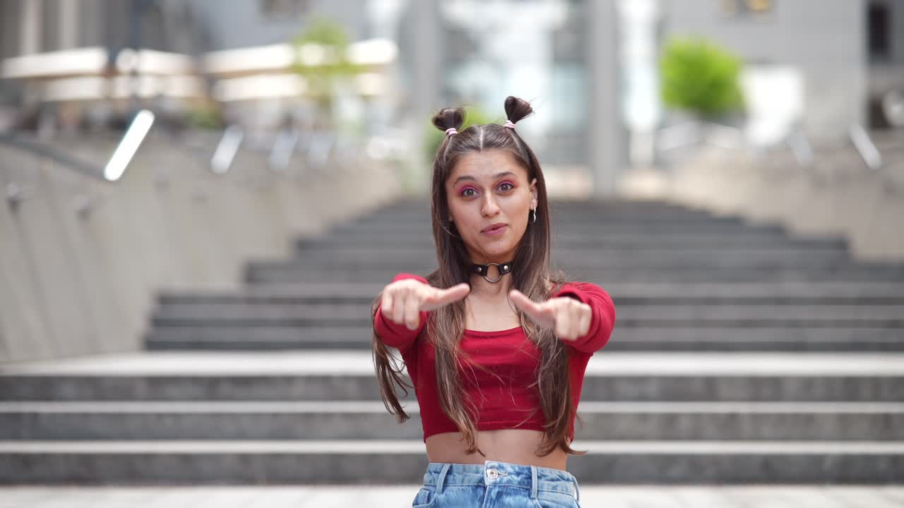 mujer joven posando en un entorno urbano