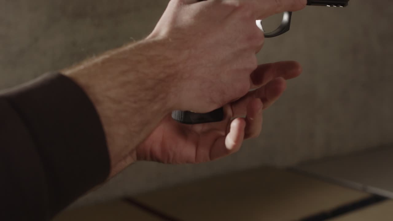 장전된 탄창을 9mm 권총에 넣고 슬로우 모션으로 닫는 슬라이드