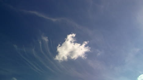 tenues nubes cirros conocidas como colas de yeguas se mueven en un movimiento de lapso de tiempo