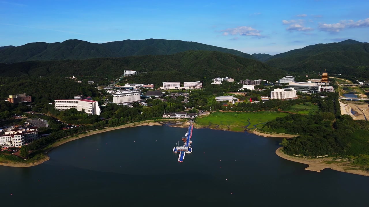 Toàn cảnh rộng từ trên cao khu nghỉ dưỡng Hồ Bomun và những ngọn núi ở Gyeongju, Hàn Quốc.
