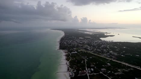 vista de drones del asentamiento en la isla de agua de la playa