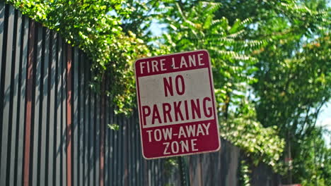 Carril-De-Fuego-Torcido-Sin-Señal-De-Tráfico-De-Zona-De-Remolque-De-Estacionamiento