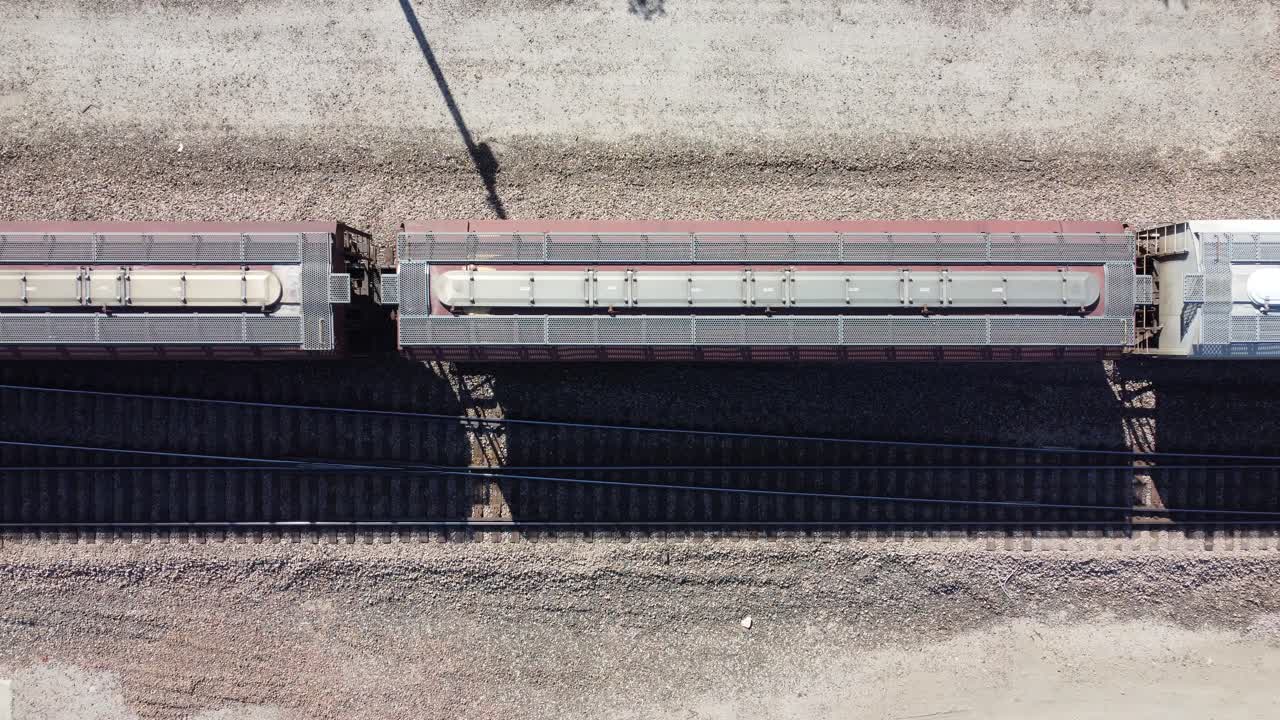 기차 무인 항공기에서 하향식 공중 영상보기