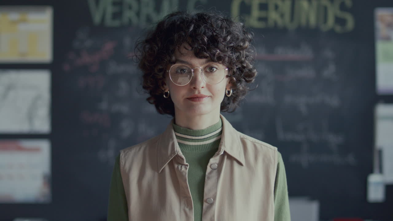 대학 교실에서 검은판을 향한 젊은 여성 학생의 초상화