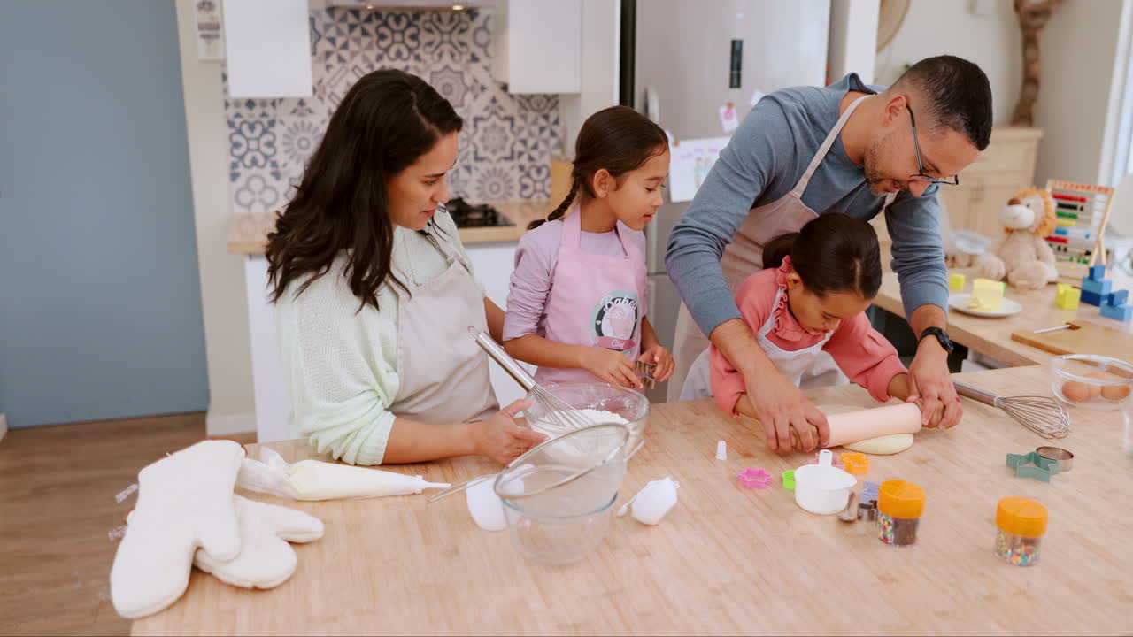 행복 한 부모 들 은 자녀 들 에게 베이킹 을 가르치며 돌보는 것