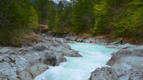 kayak en cámara lenta en el río rissach que fluye por un pintoresco e idílico cañón de kayak de montaña con agua azul fresca a lo largo de árboles verdes y exuberantes en los alpes austriacos bávaros cerca de engtal y ahornboden