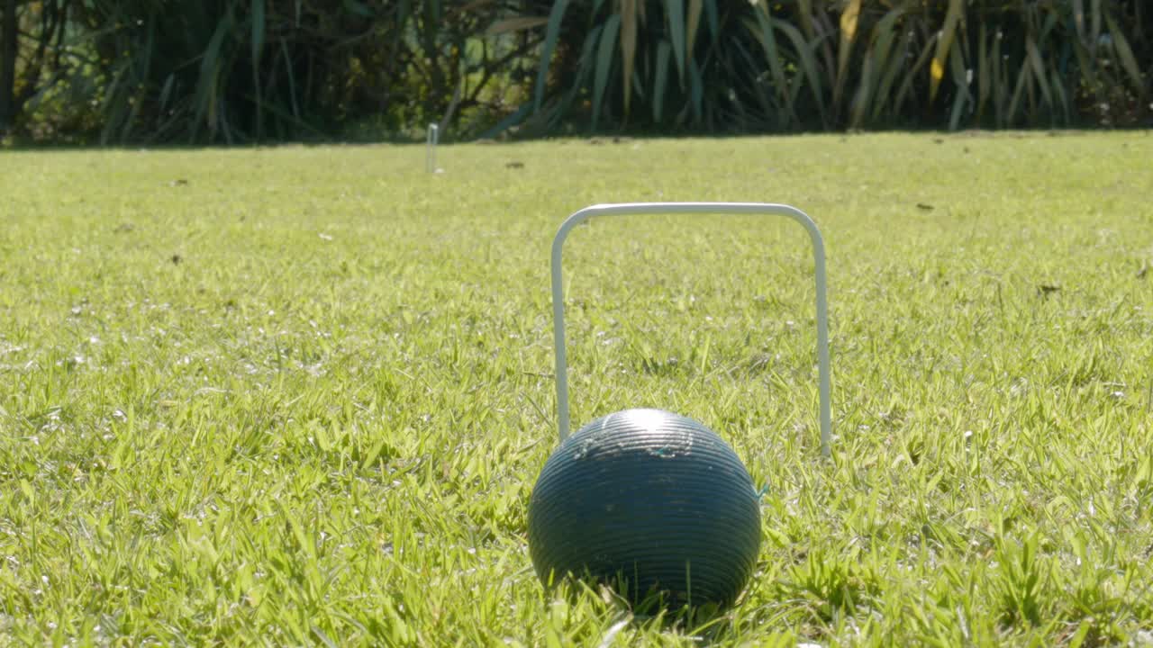 크로켓 공이 호프를 통해 굴러서 카메라 앞에 정착합니다.