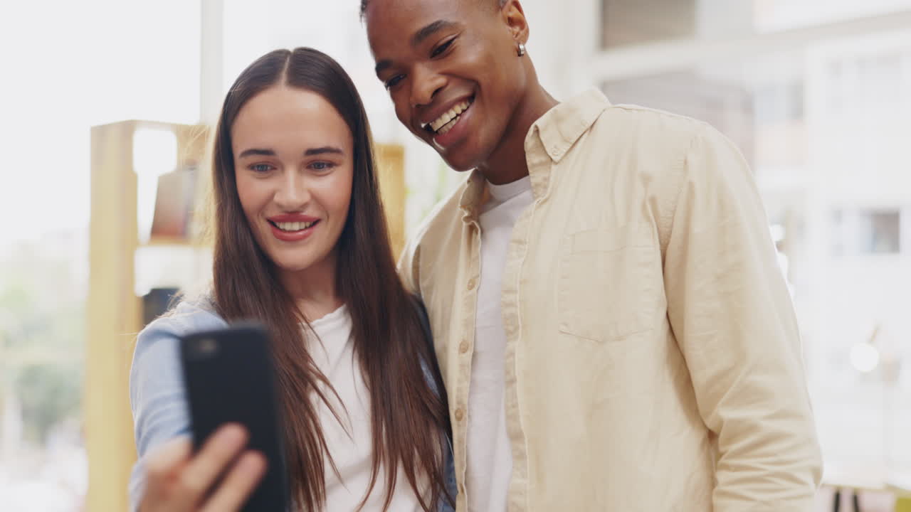 onda, selfie y pareja en videollamada en el hogar