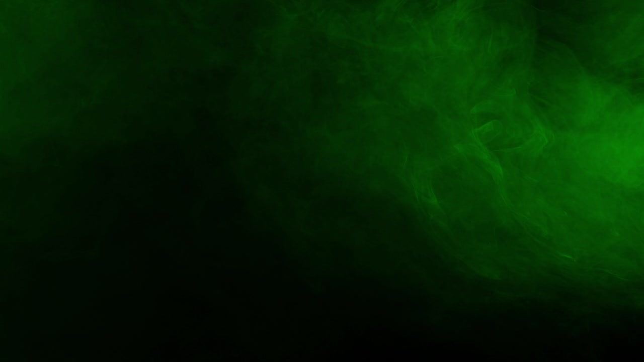 Subtil og blød grøn tåge eller røg driver langsomt hen over en mørk skærm. Atmosfærisk overlay til at skabe en stemningsfuld, mystisk eller uhyggelig atmosfære. Til gyser og fantasy