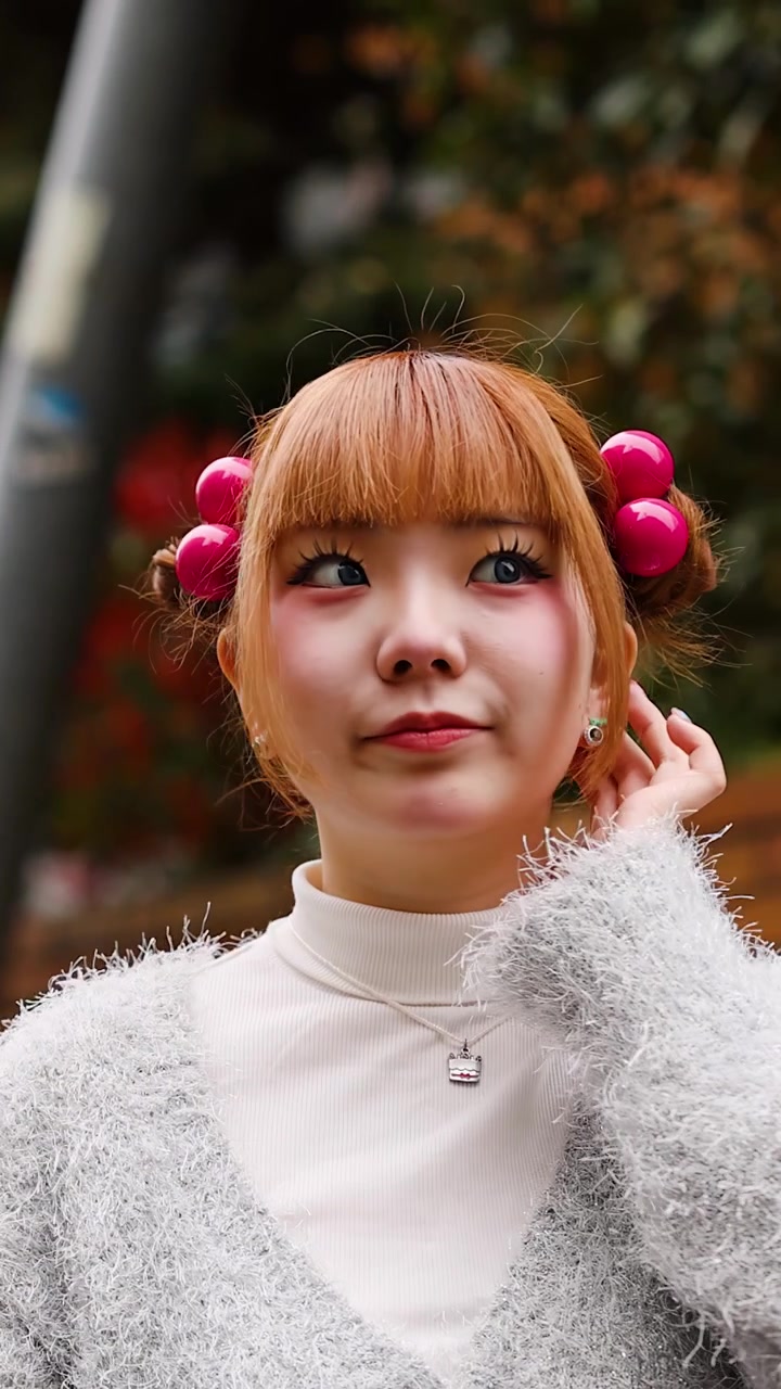 Primer plano de amigos japoneses con estilo hablando y riendo en una calle de Harajuku, Tokio